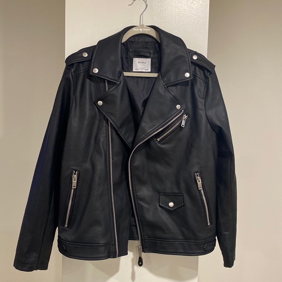 Jackets & Blazers - NOW ON SALE‼️ Oversized black faux leather motorcycle jacket. Size M